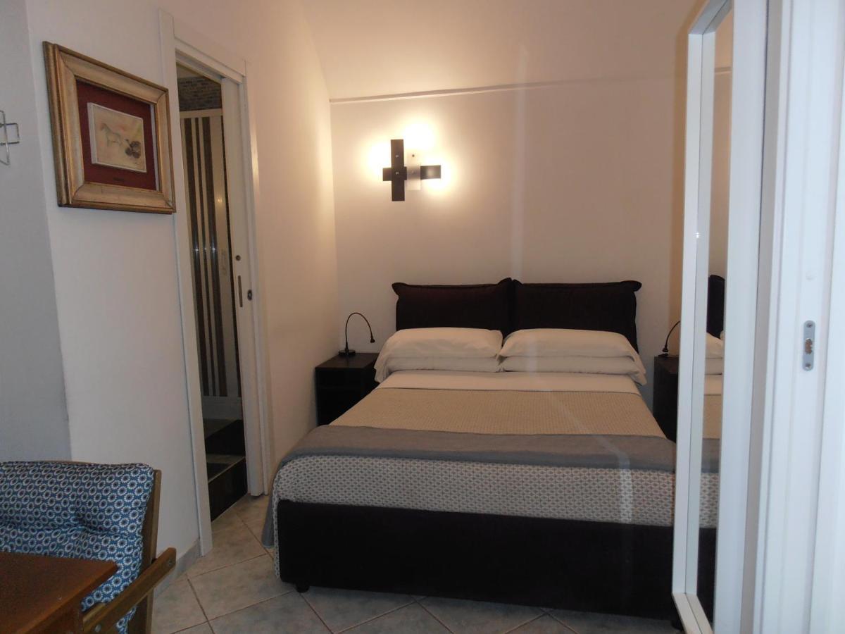 La Residenza Napoli Chiaia Short Let Apartment Superior Via Chiaia 82 Exteriér fotografie