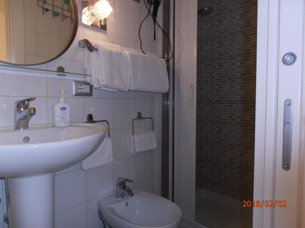 La Residenza Napoli Chiaia Short Let Apartment Superior Via Chiaia 82 Exteriér fotografie