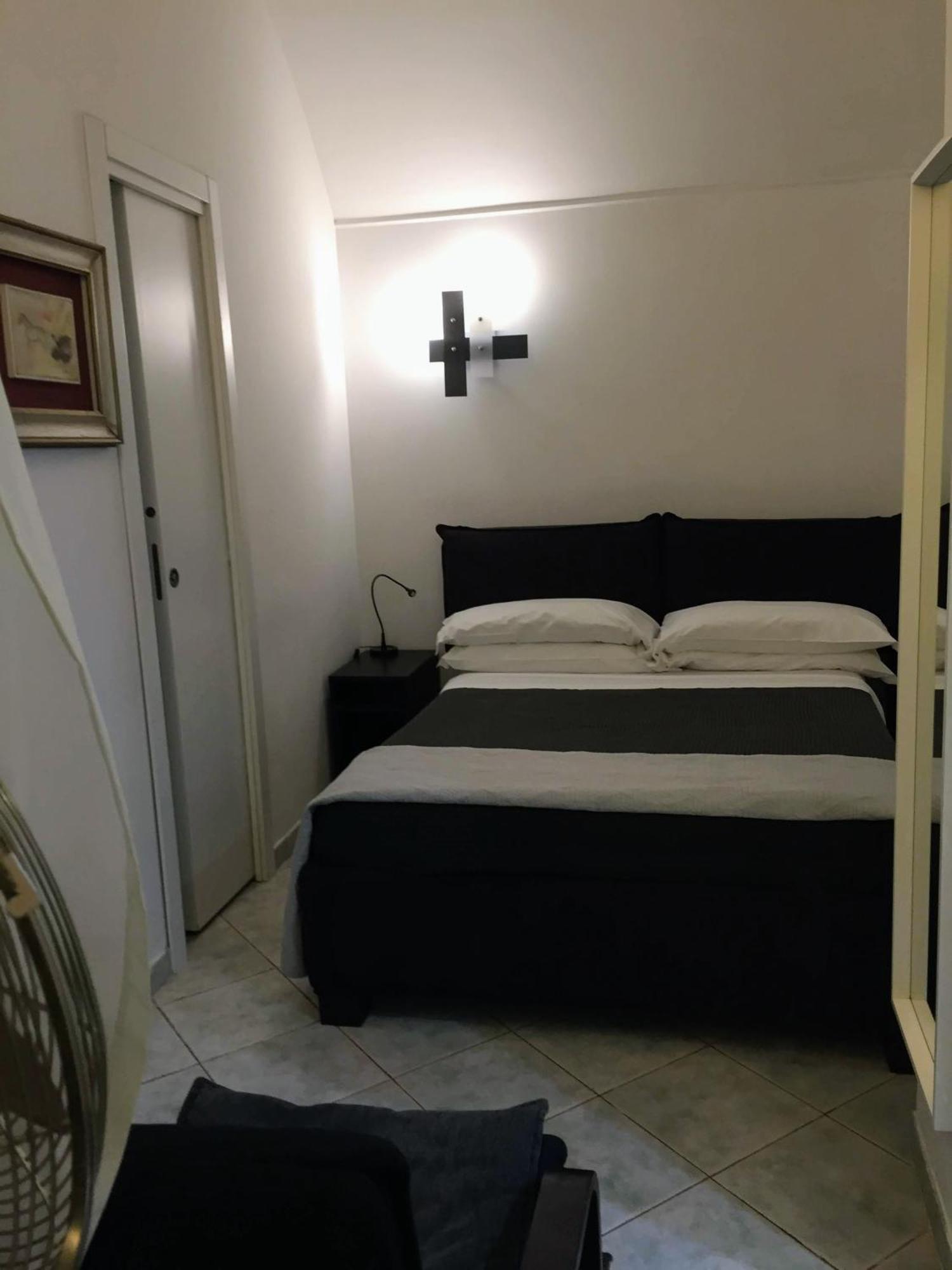 La Residenza Napoli Chiaia Short Let Apartment Superior Via Chiaia 82 Exteriér fotografie
