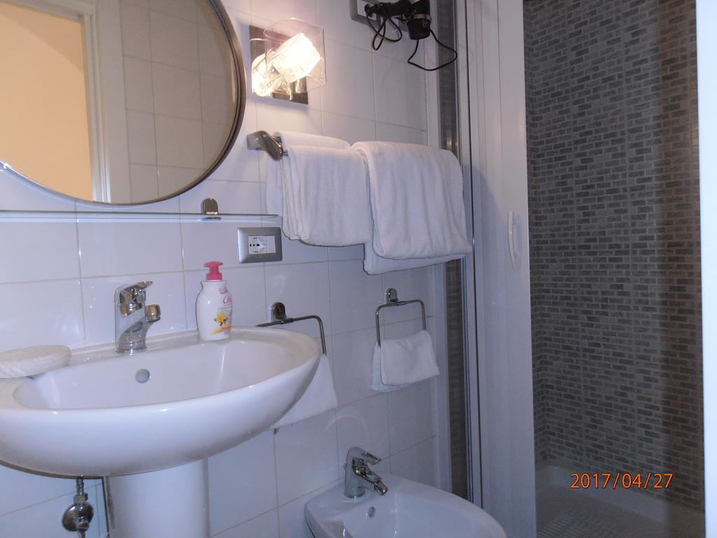La Residenza Napoli Chiaia Short Let Apartment Superior Via Chiaia 82 Exteriér fotografie
